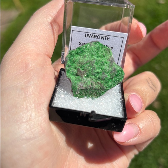 Gorgeous Uvarovite Mineral Specimen - Picture 3 of 6